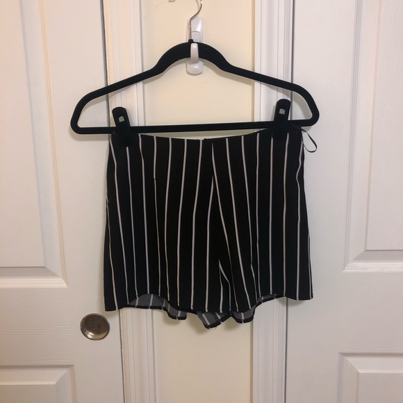 Black & White striped shorts - Picture 2 of 6